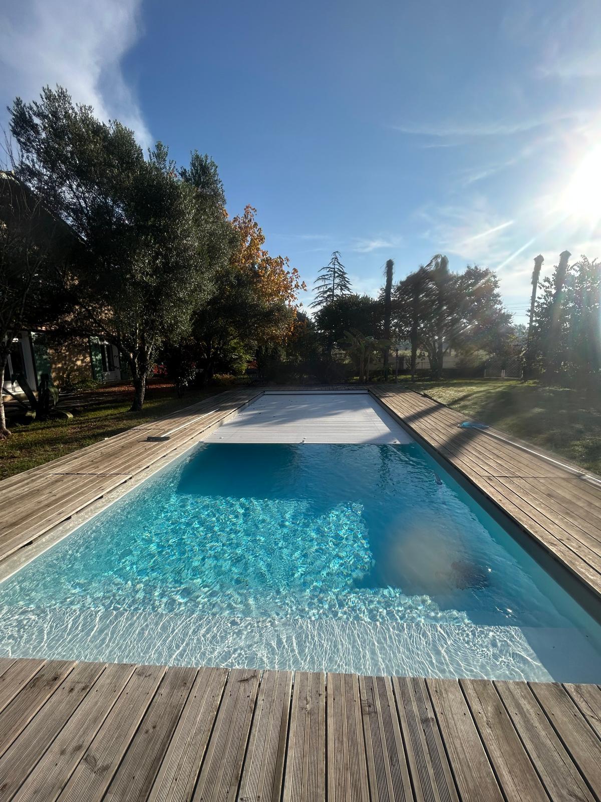 Piscine avec terrasse bois